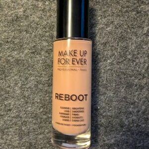 MAKE UP FOR EVER Reboot Foundation in "Y328 SAND NUDE"